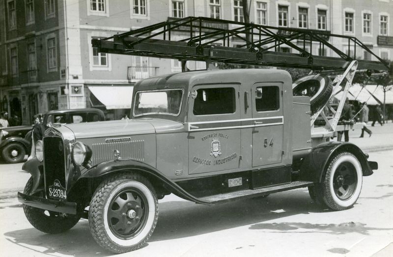 Carro da Câmara Municipal de Lisboa para manutenção da iluminação pública