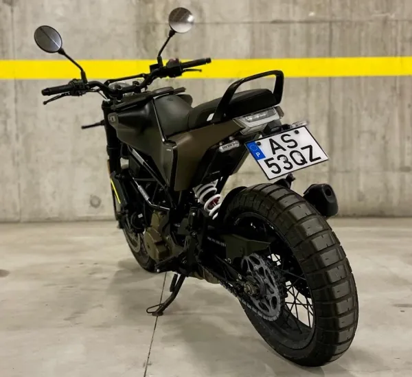 Exemplo de um motociclo com matrícula portuguesa do formato de 2020 com as dimensões 22x14 cm