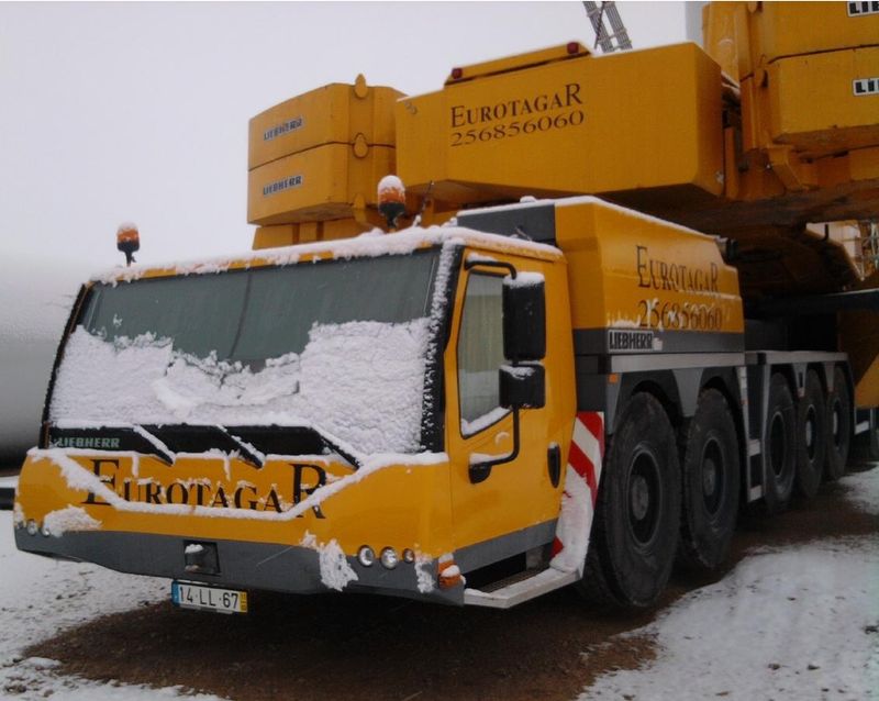 Máquina industrial com matrícula antiga