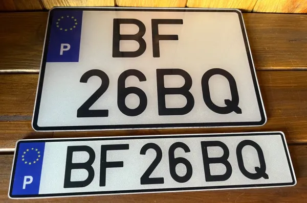 Exemplo de uma matrícula portuguesa do formato de 2020 com as dimensões reduzidas