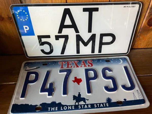 Exemplo de uma matrícula portuguesa do formato de 2020 com as dimensões de uma matrícula USA/Canadá 30x15 cm