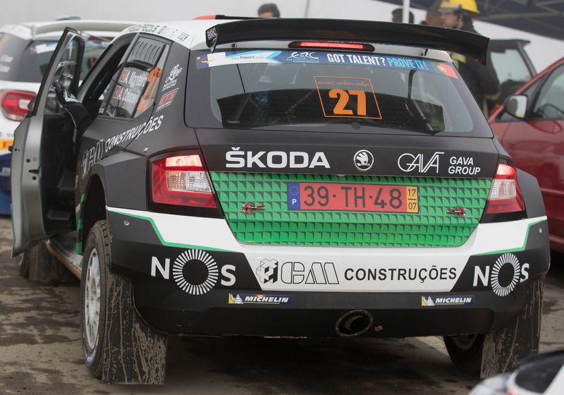 Veículo de competição com matrícula fundo vermelho