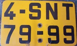 Motociclo com menos 50 cm3 com matrícula no formato 1966