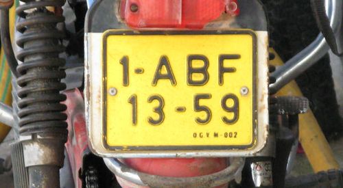 Matrícula motociclo com fundo retrorrefletor