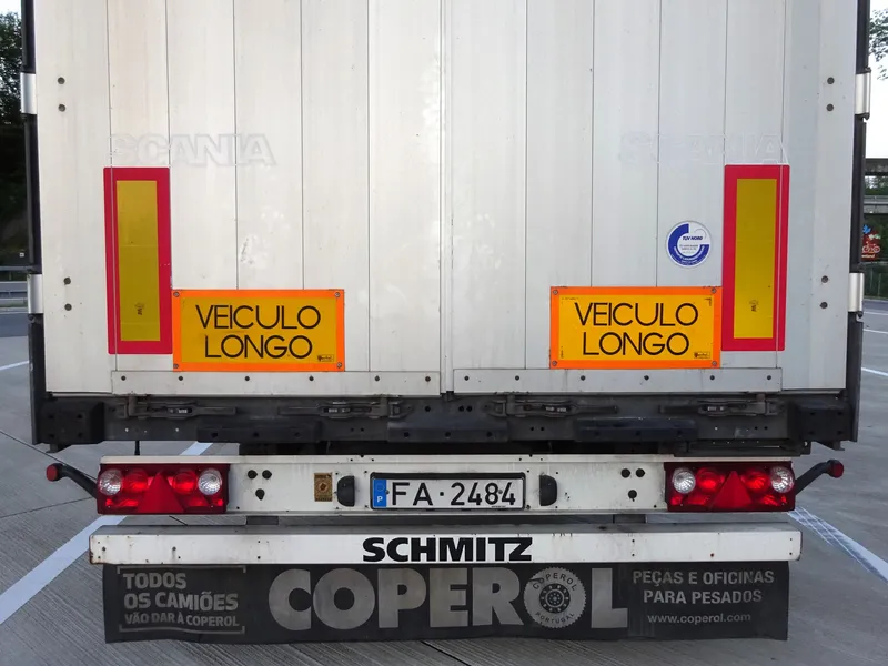 Reboque com matrícula portuguesa com registo feito em Faro