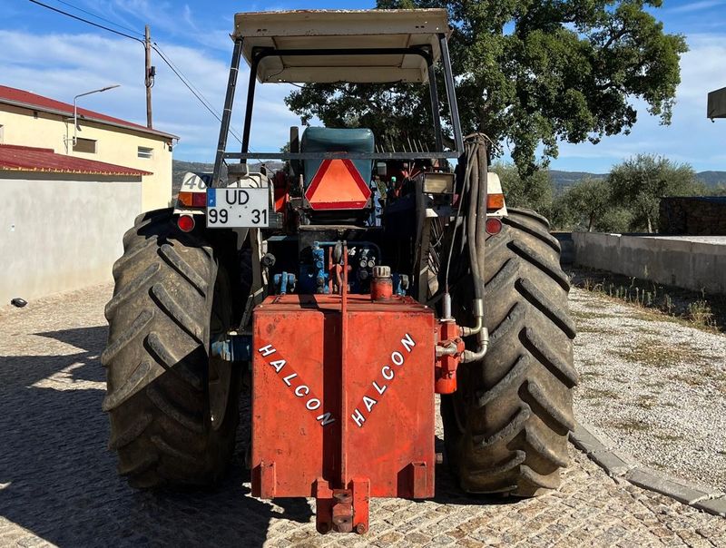 Trator agrícola com matrícula portuguesa