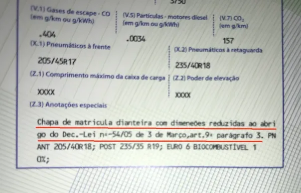 Exemplo de uma anotação especial a mencionar que o veículo pode ter uma matrícula de dimensões reduzidas